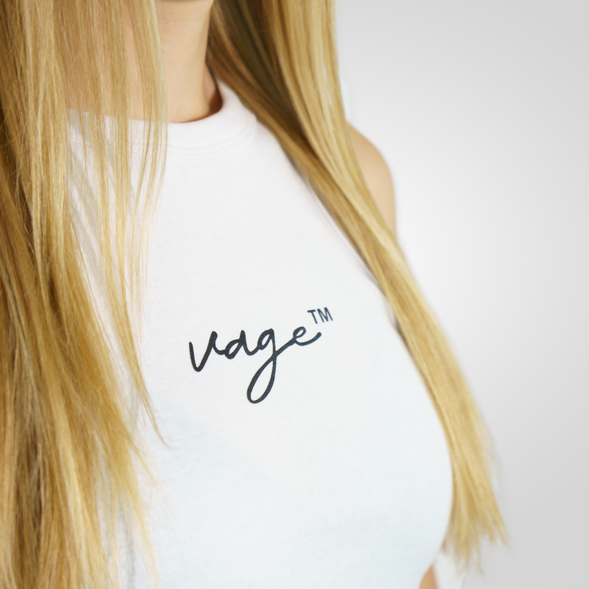 "SIGNATURE" ribbed racer top white